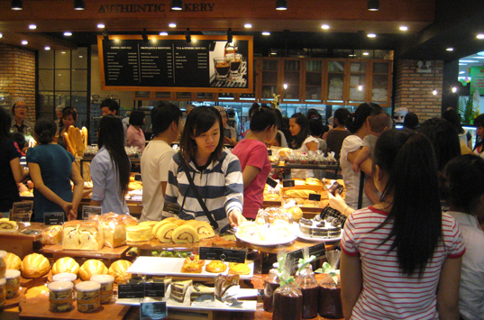 Vietnam’s 27th store is full of happy customers [Bic C Pandora]