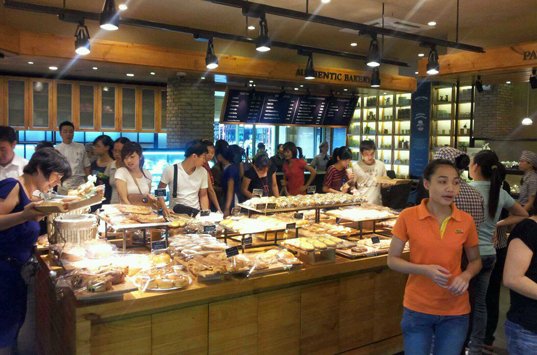 顾客在越南河内的多乐之日店排队购买食品(2)