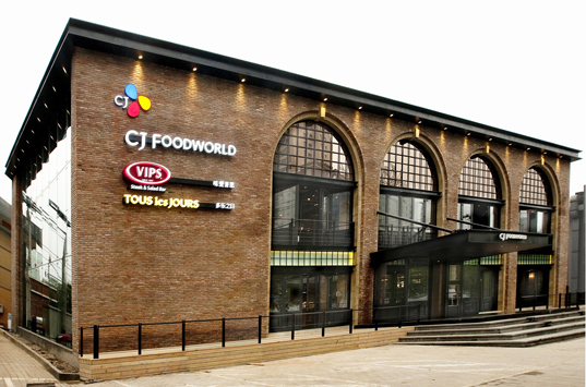 Storefront view of Chinas first CJ Foodworld 
