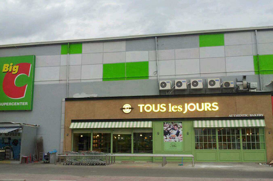 Storefront view of the Tour Les Jours in Hanoi, Vietnam